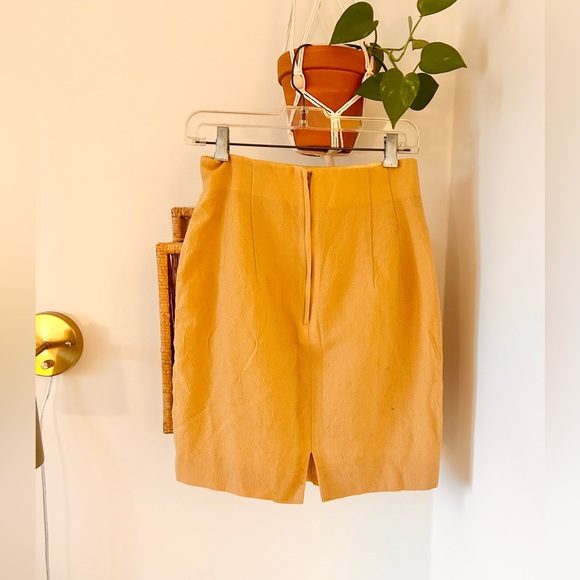 |SOLD| Vintage golden yellow wool skirt - Picture 2 of 3